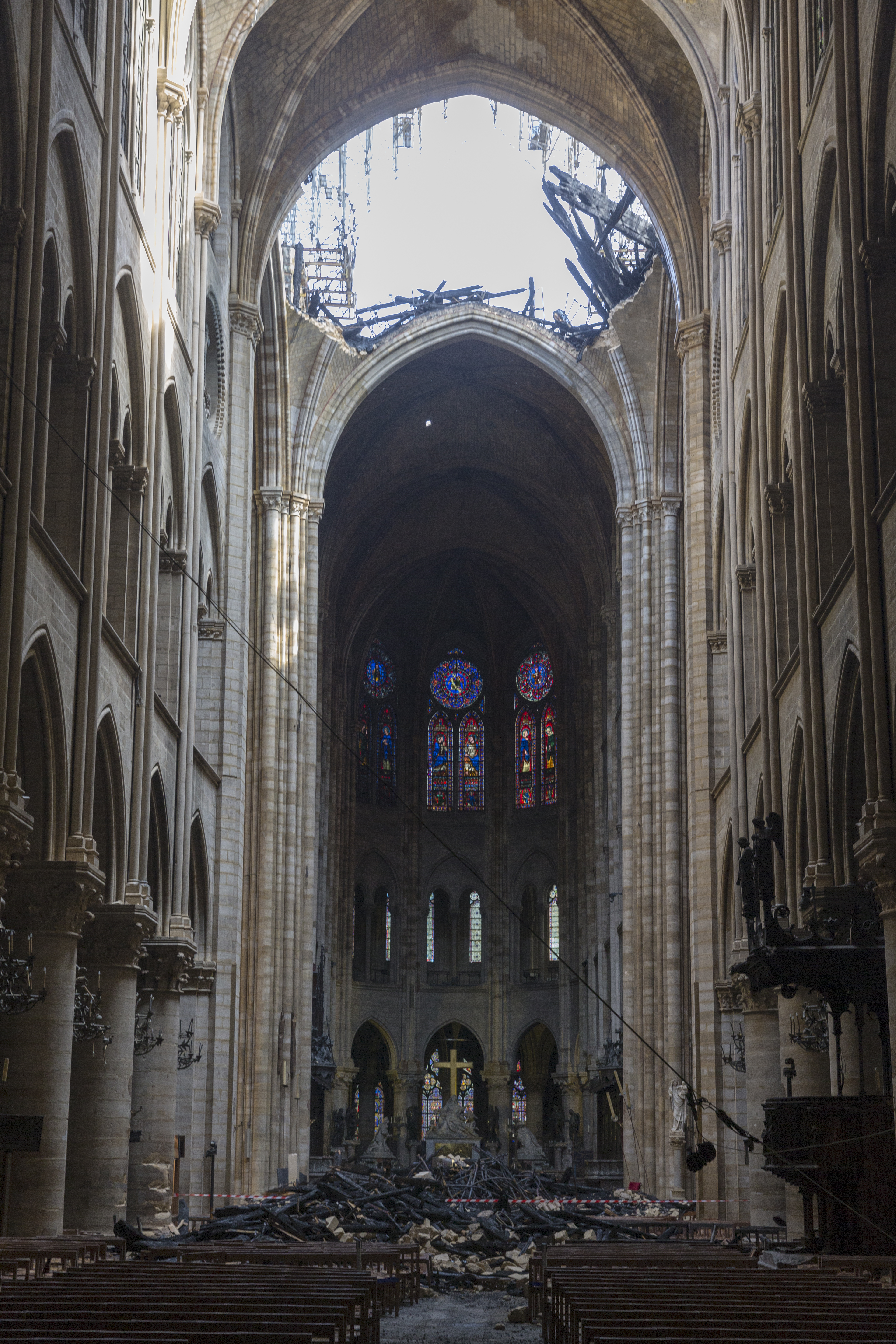 vue de la nef et du choeur de la cathédrale le lendemain de l'incendie